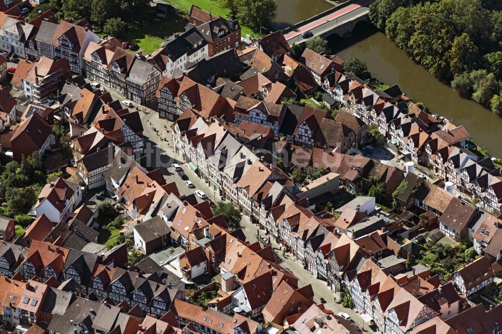 Luftaufnahme Bad Sooden-Allendorf - Straßenführung entlang der Fachwerkhäuser in Bad Sooden-Allendorf im Bundesland Hessen, Deutschland